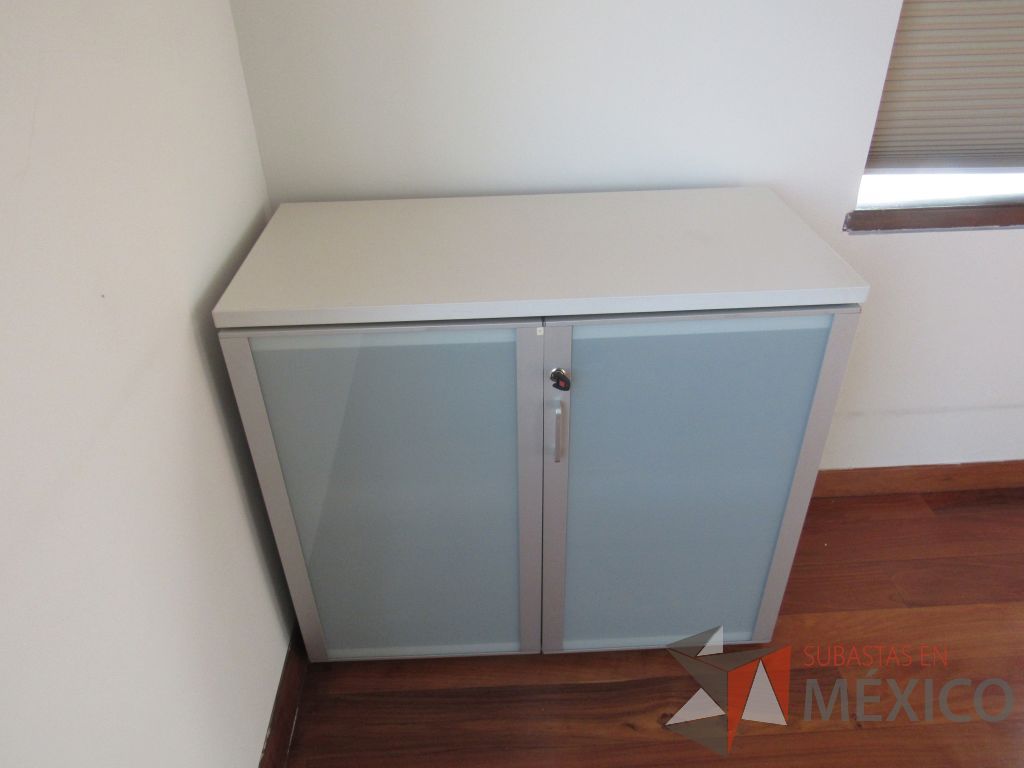Lote 001 - Gabinete con 2 puertas, 1 entrepaño y cubierta color blanco - Imagen 3