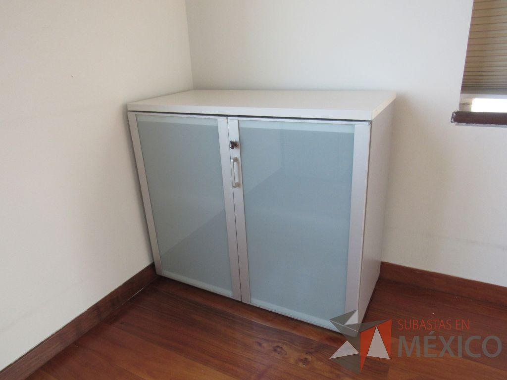 Lote 001 - Gabinete con 2 puertas, 1 entrepaño y cubierta color blanco