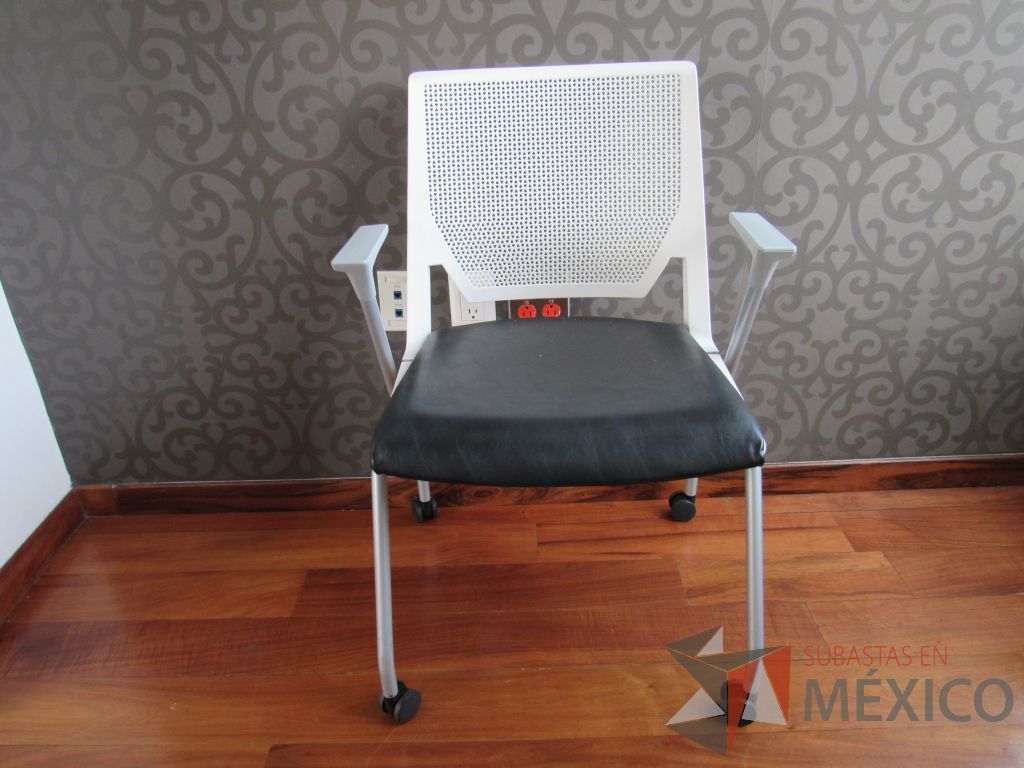 Lote 021 - 3 Sillas de visita con ruedas, asiento tipo piel color negro.y respaldo color blanco - Imagen 2