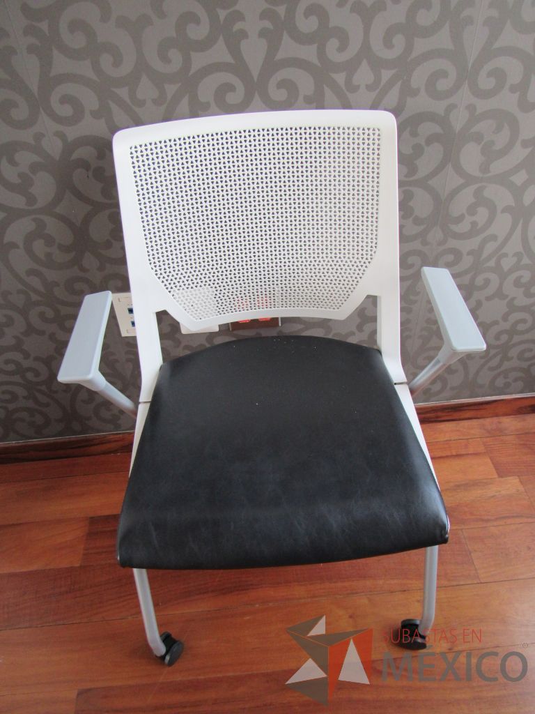 Lote 002 - 4 Sillas de visita con ruedas, asiento tipo piel color negro - Imagen 3