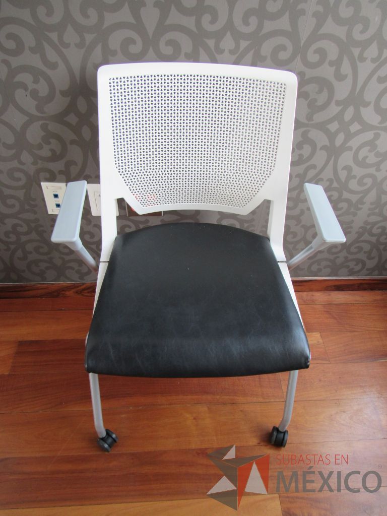 Lote 021 - 3 Sillas de visita con ruedas, asiento tipo piel color negro.y respaldo color blanco - Imagen 8