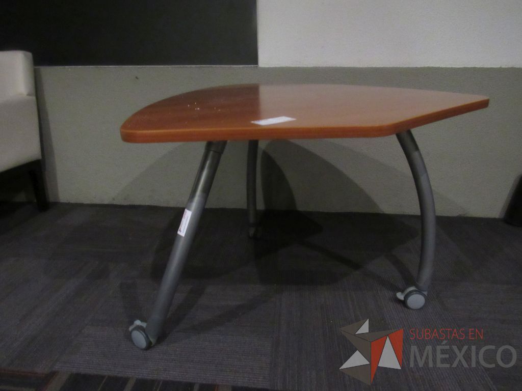 Lote 007 - Mesa de trabajo con 3 patas metálicas, y cubierta color café - Imagen 3