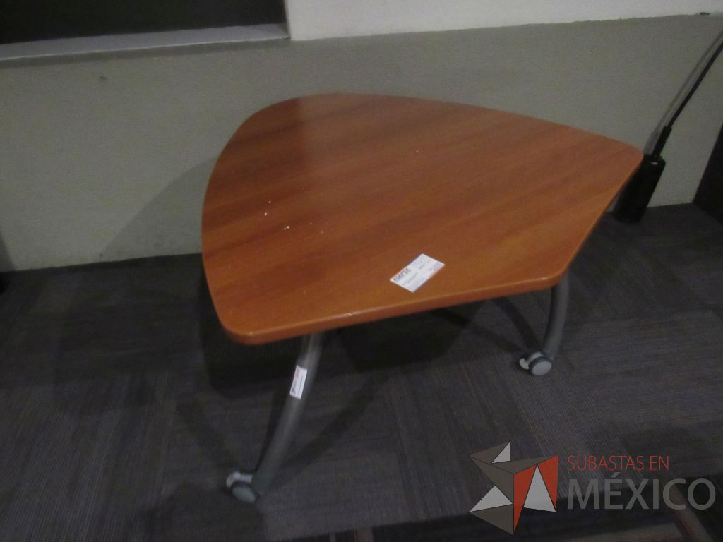Lote 007 - Mesa de trabajo con 3 patas metálicas, y cubierta color café - Imagen 5