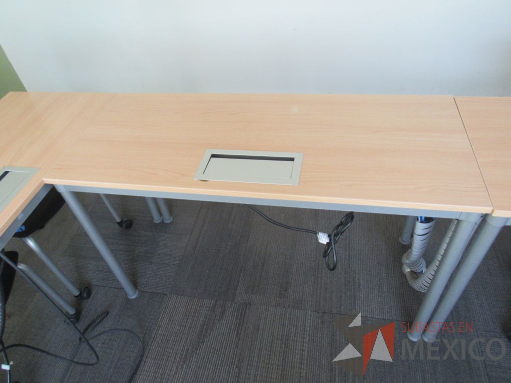 Lote 013 - 5 Mesas de trabajo con base metálica y cubierta con orificio para cables - Imagen 2