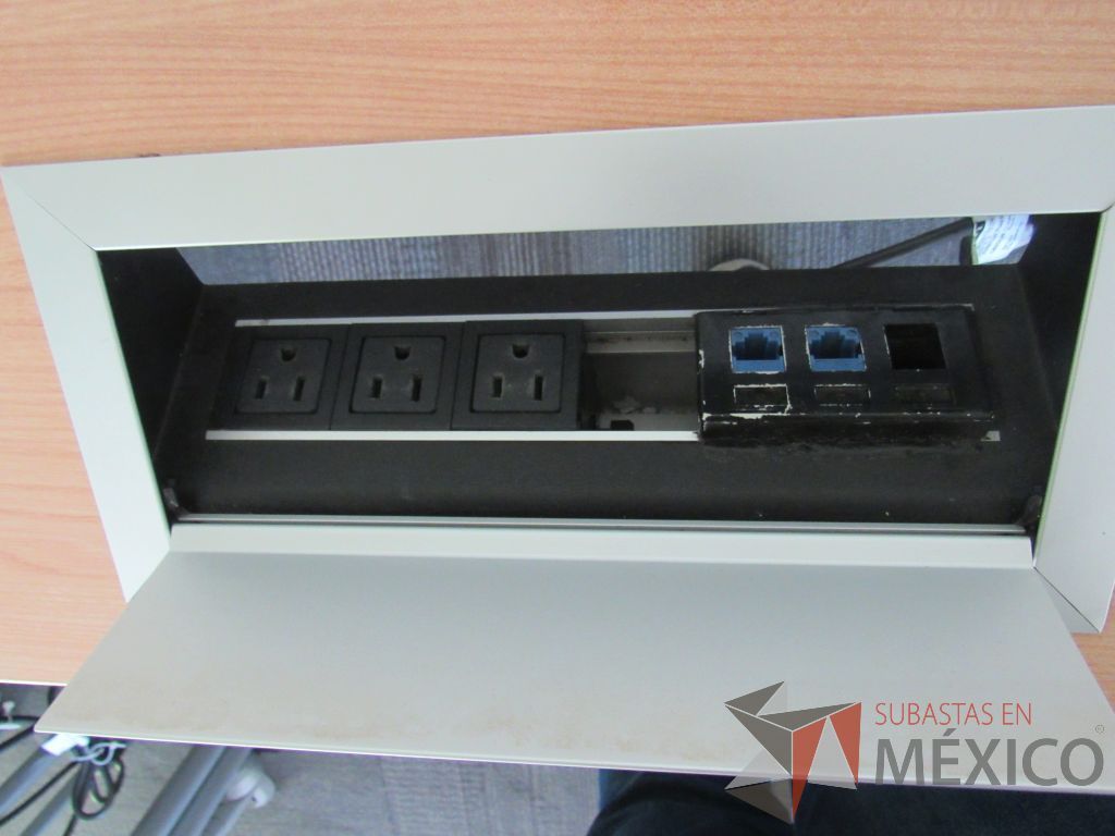 Lote 013 - 5 Mesas de trabajo con base metálica y cubierta con orificio para cables - Imagen 4