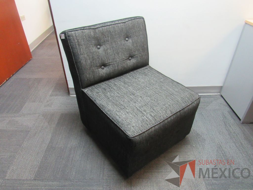 Lote 014 - Sillón de 1 plaza con asiento y respaldo en tela color gris - Imagen 2