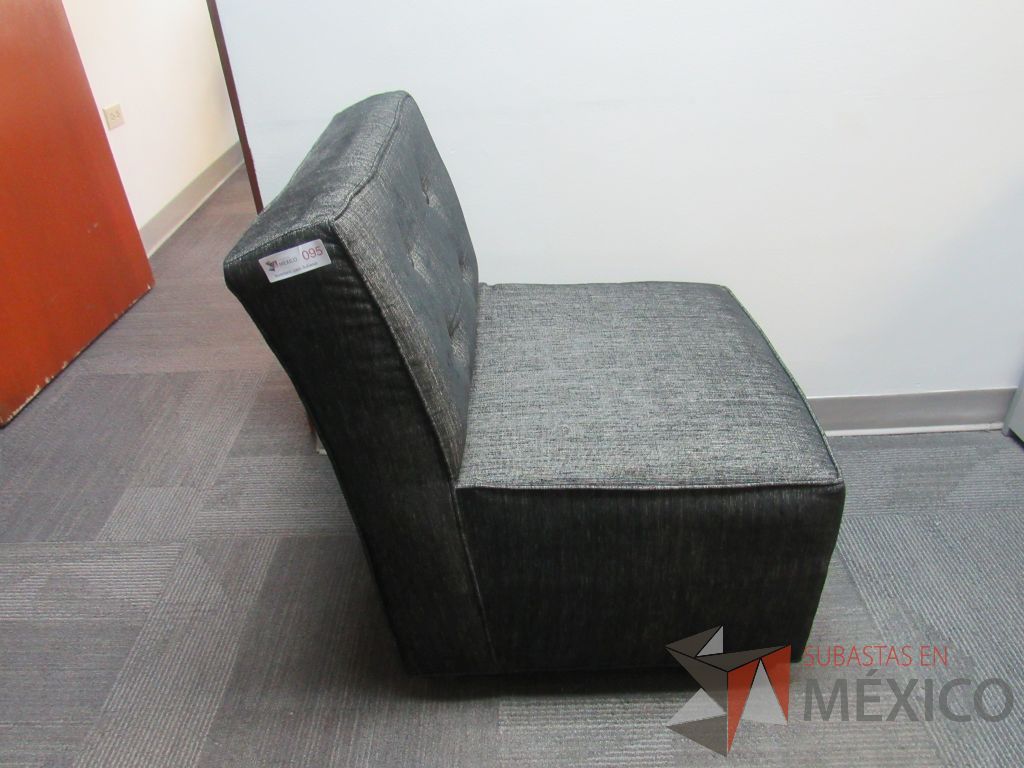 Lote 014 - Sillón de 1 plaza con asiento y respaldo en tela color gris - Imagen 3