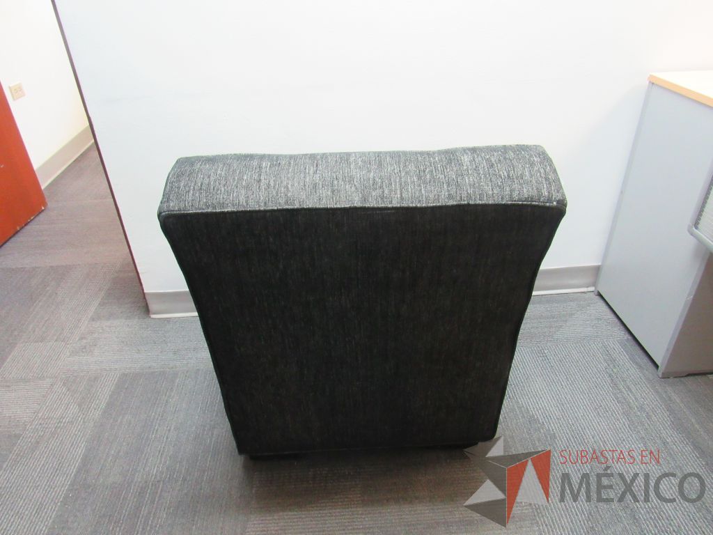Lote 014 - Sillón de 1 plaza con asiento y respaldo en tela color gris - Imagen 4