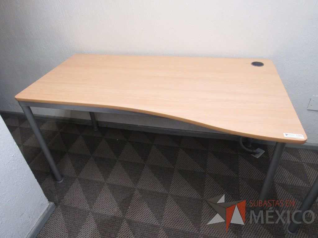 Lote 079 - 4 Mesas de trabajo rectangular con base metálica y cubierta color madera