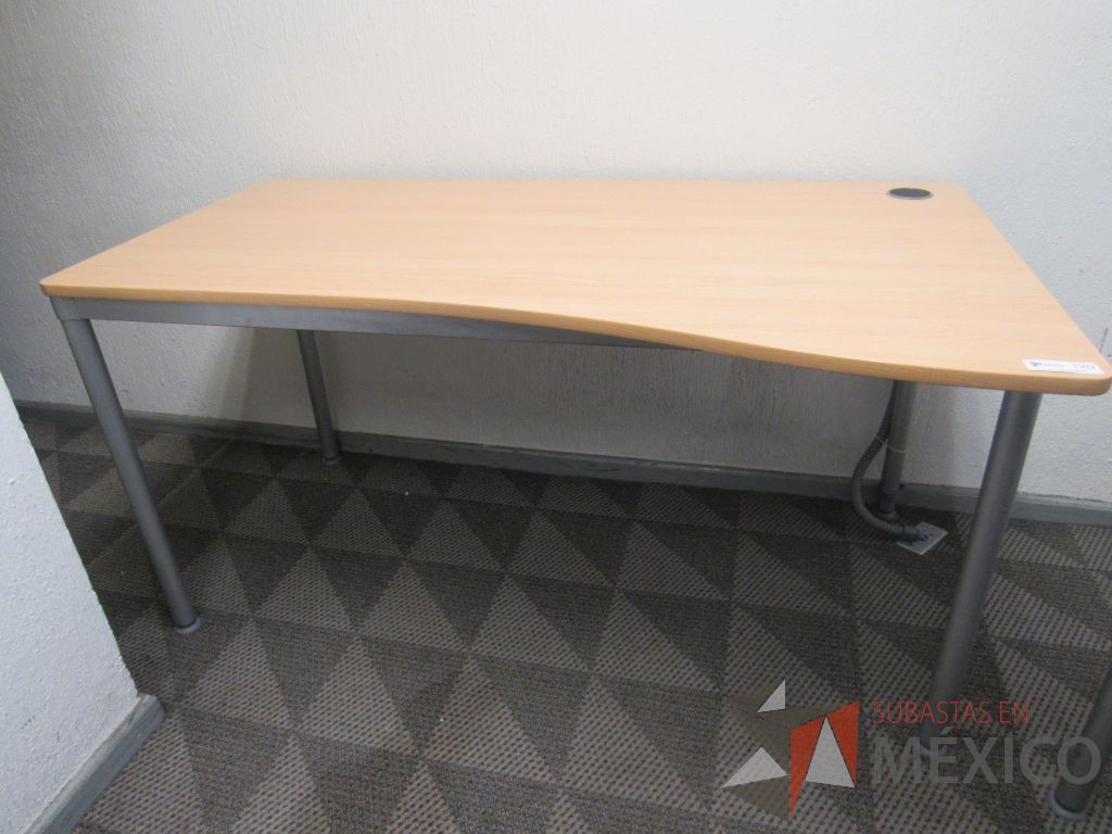 Lote 041 - 5 Mesas de trabajo rectangular con base metálica y cubierta color madera