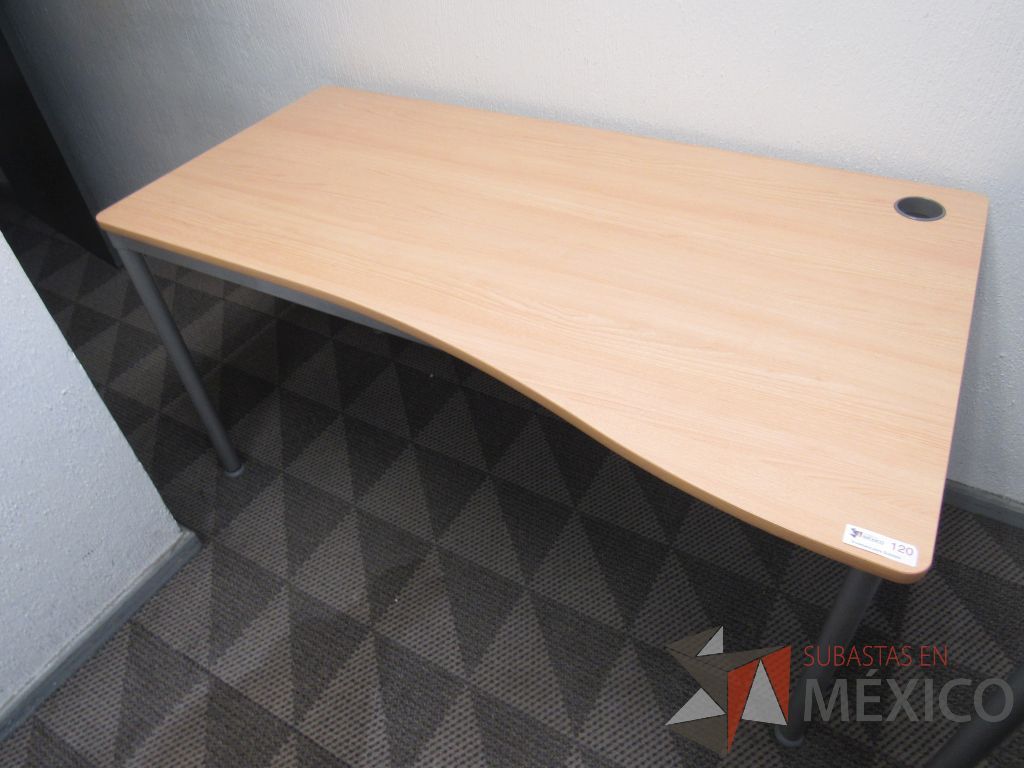Lote 079 - 4 Mesas de trabajo rectangular con base metálica y cubierta color madera - Imagen 3