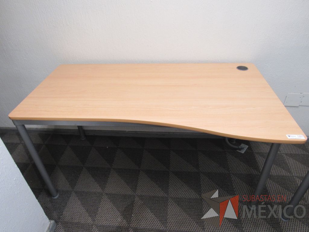 Lote 041 - 5 Mesas de trabajo rectangular con base metálica y cubierta color madera - Imagen 4