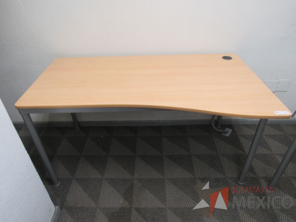 Lote 041 - 5 Mesas de trabajo rectangular con base metálica y cubierta color madera - Imagen 5