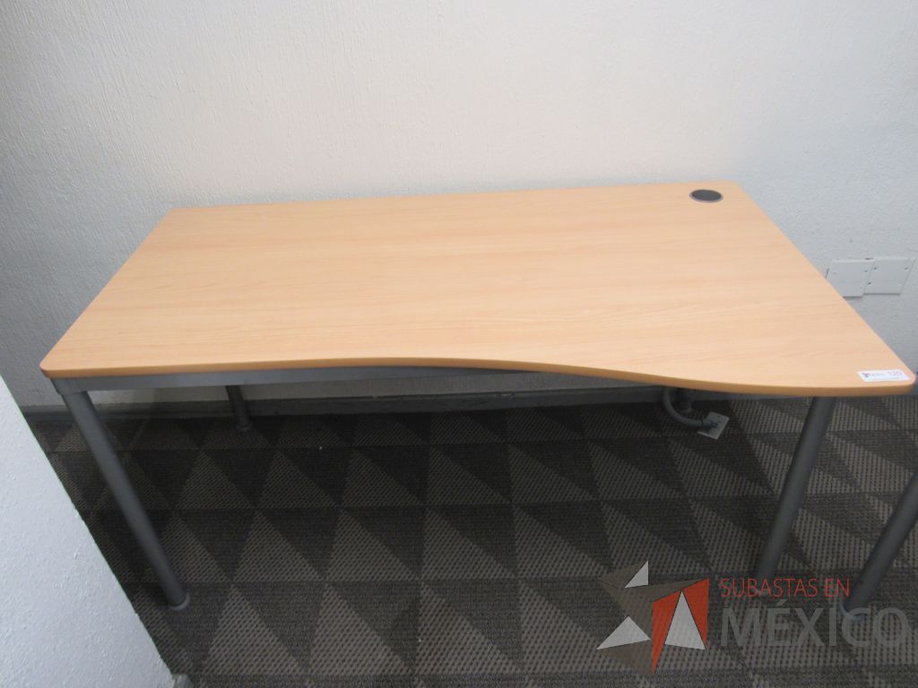 Lote 079 - 4 Mesas de trabajo rectangular con base metálica y cubierta color madera - Imagen 6
