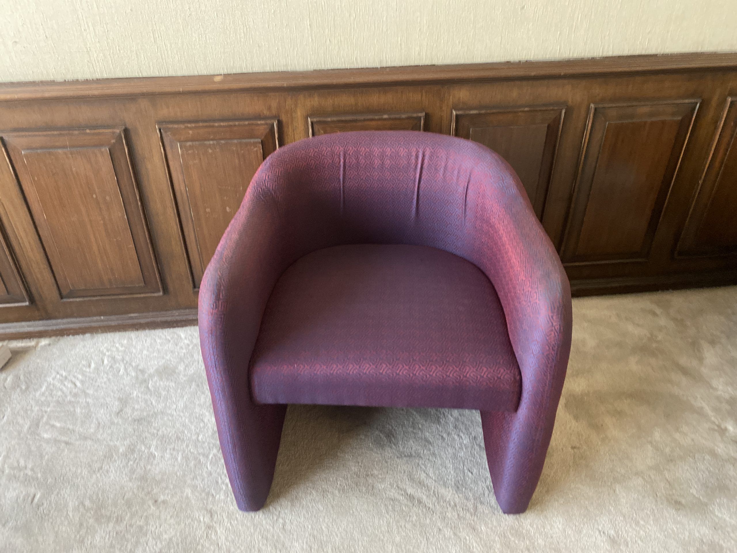 Lote 073 - 2 Sillones con respaldo y asiento en tela color morado