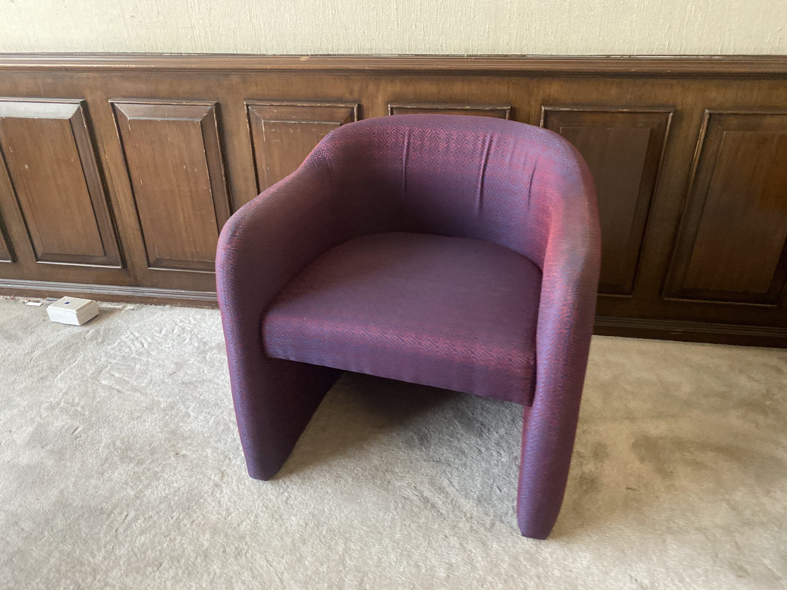 Lote 073 - 2 Sillones con respaldo y asiento en tela color morado - Imagen 3