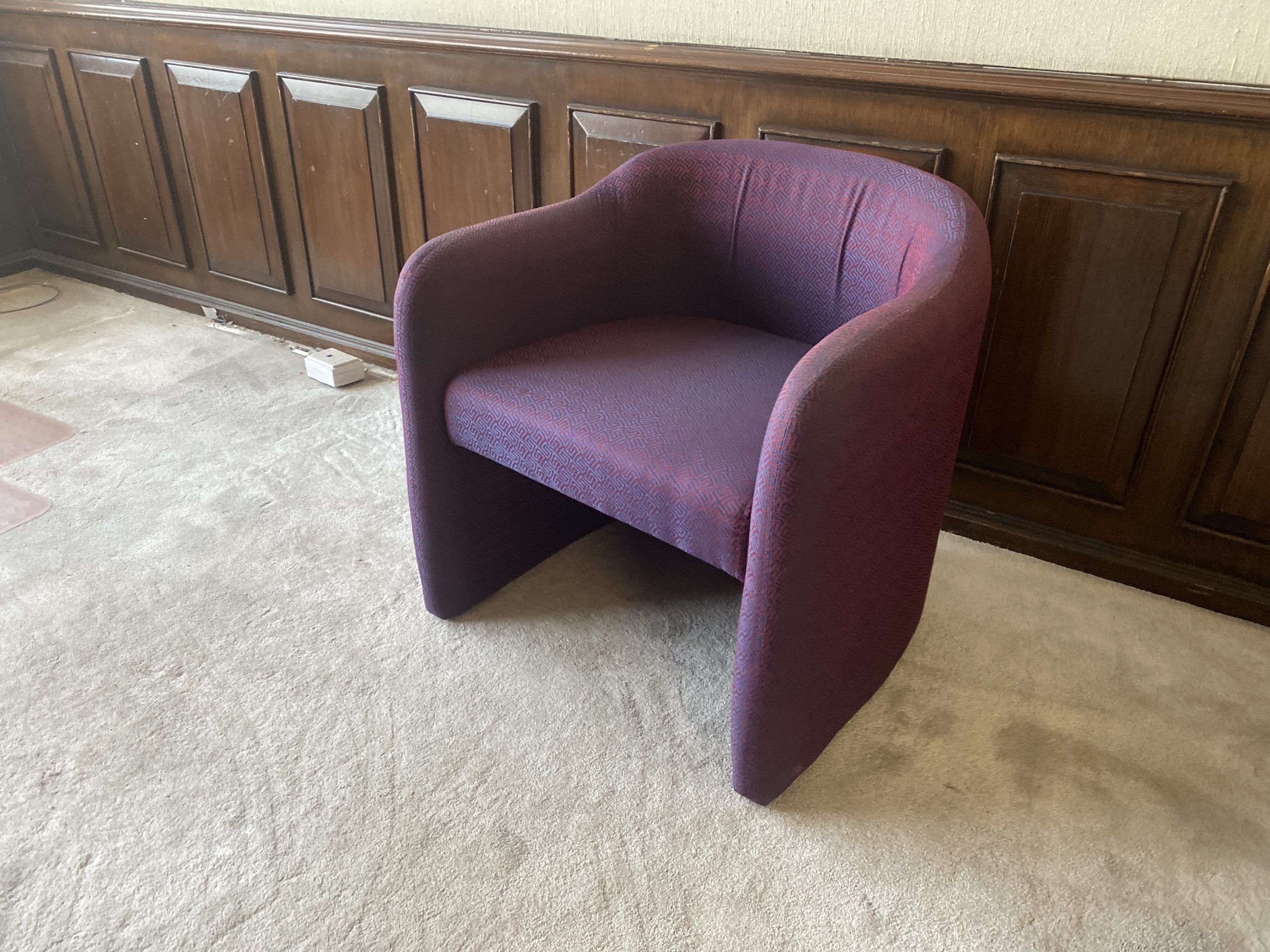 Lote 073 - 2 Sillones con respaldo y asiento en tela color morado - Imagen 4