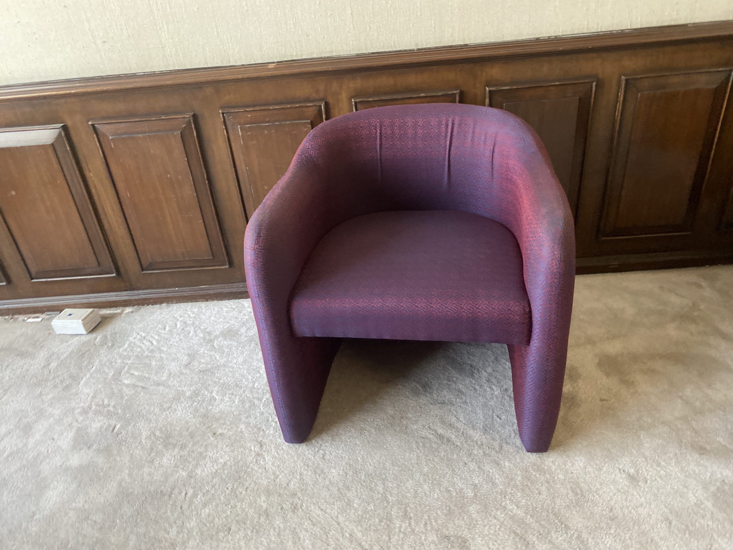 Lote 073 - 2 Sillones con respaldo y asiento en tela color morado - Imagen 5