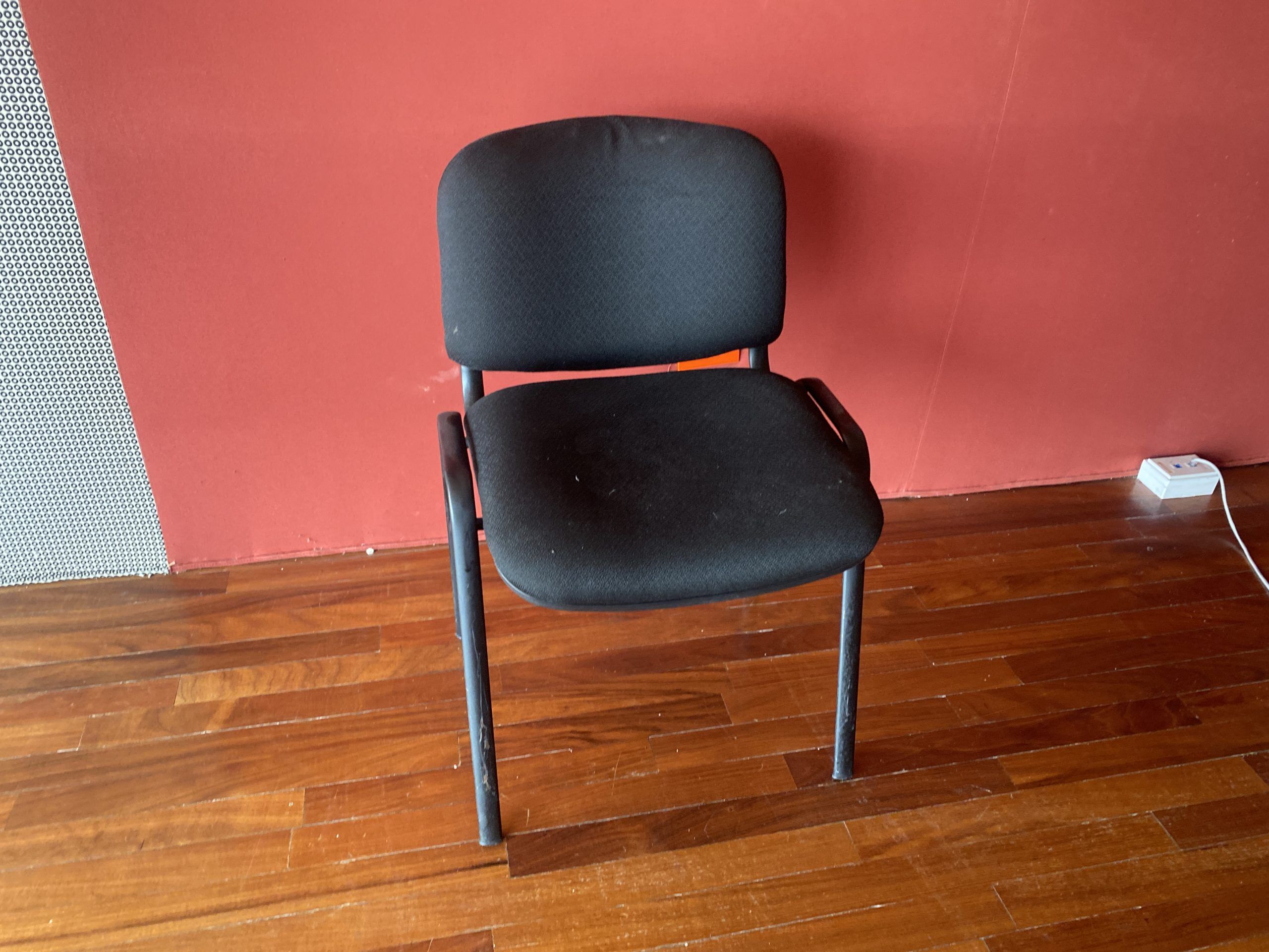 Lote 075 - 5 Sillas de visita con 4 patas metálicas, asiento y respaldo en tela colo negro - Imagen 2