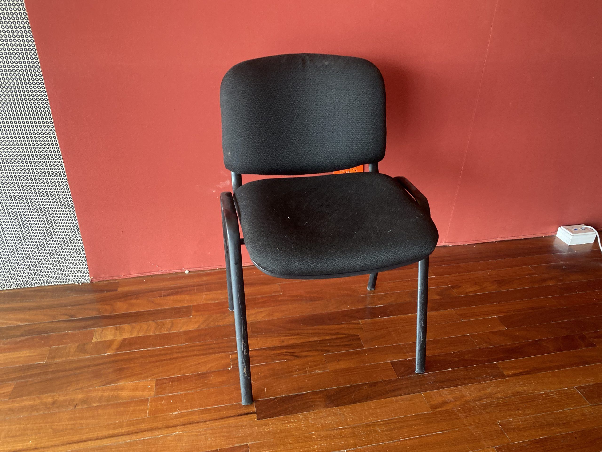 Lote 102 - 5 Sillas de visita con 4 patas metálicas, asiento y respaldo en tela colo negro - Imagen 2