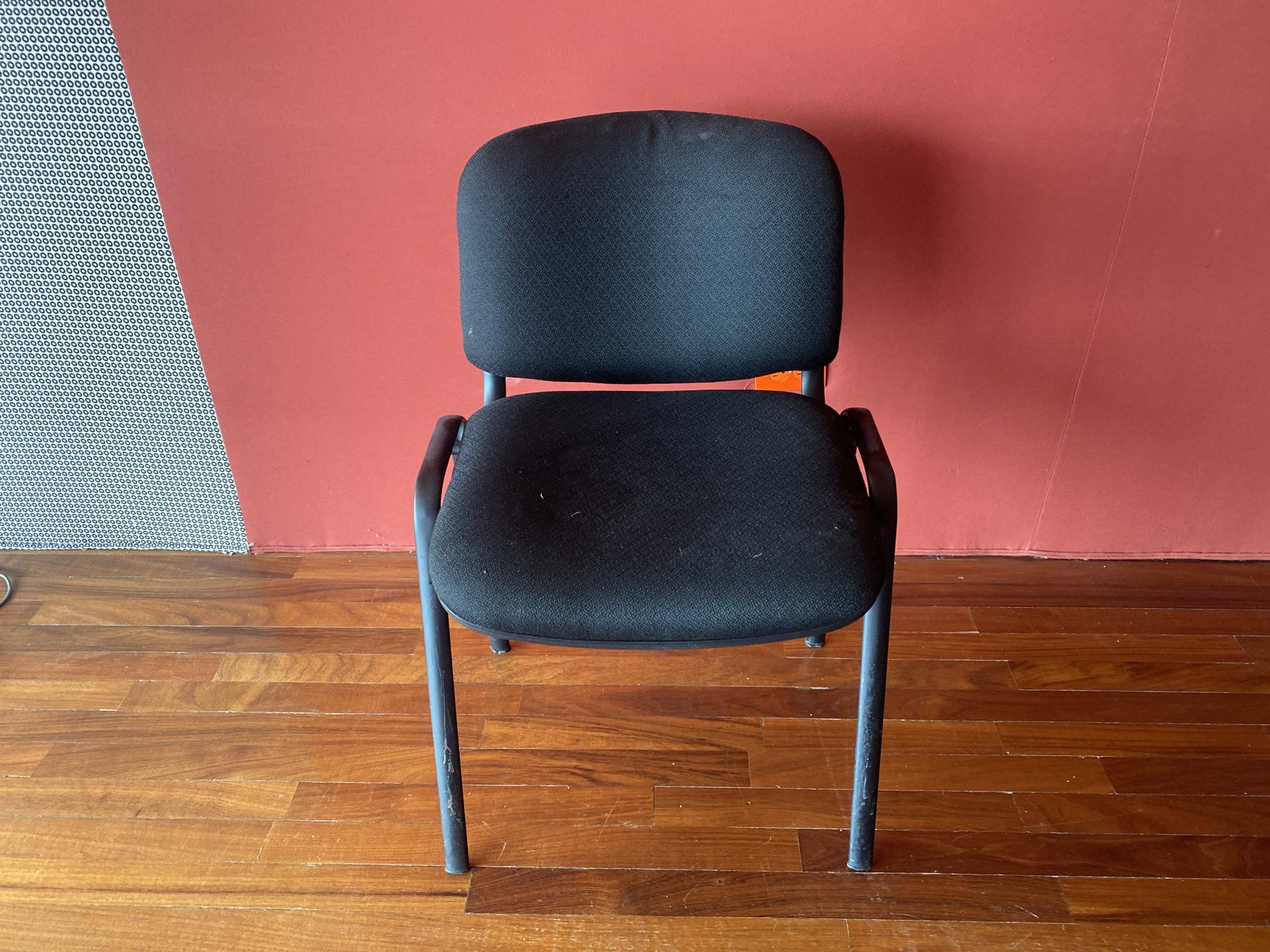 Lote 102 - 5 Sillas de visita con 4 patas metálicas, asiento y respaldo en tela colo negro - Imagen 3