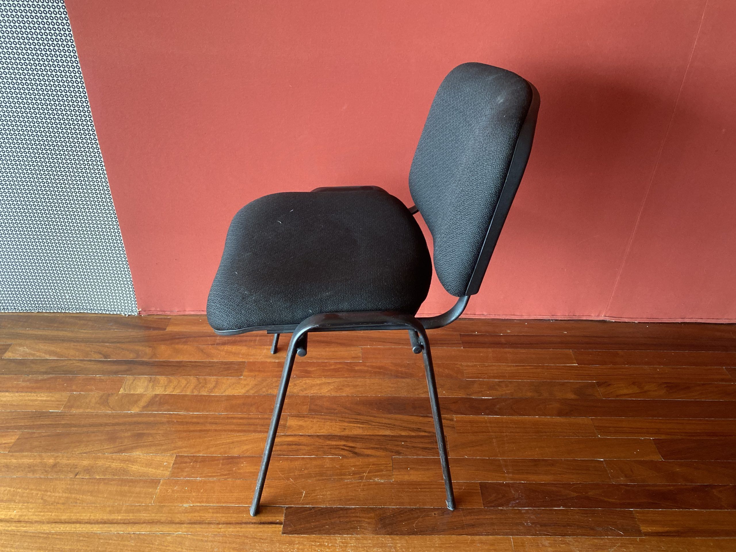 Lote 102 - 5 Sillas de visita con 4 patas metálicas, asiento y respaldo en tela colo negro - Imagen 4