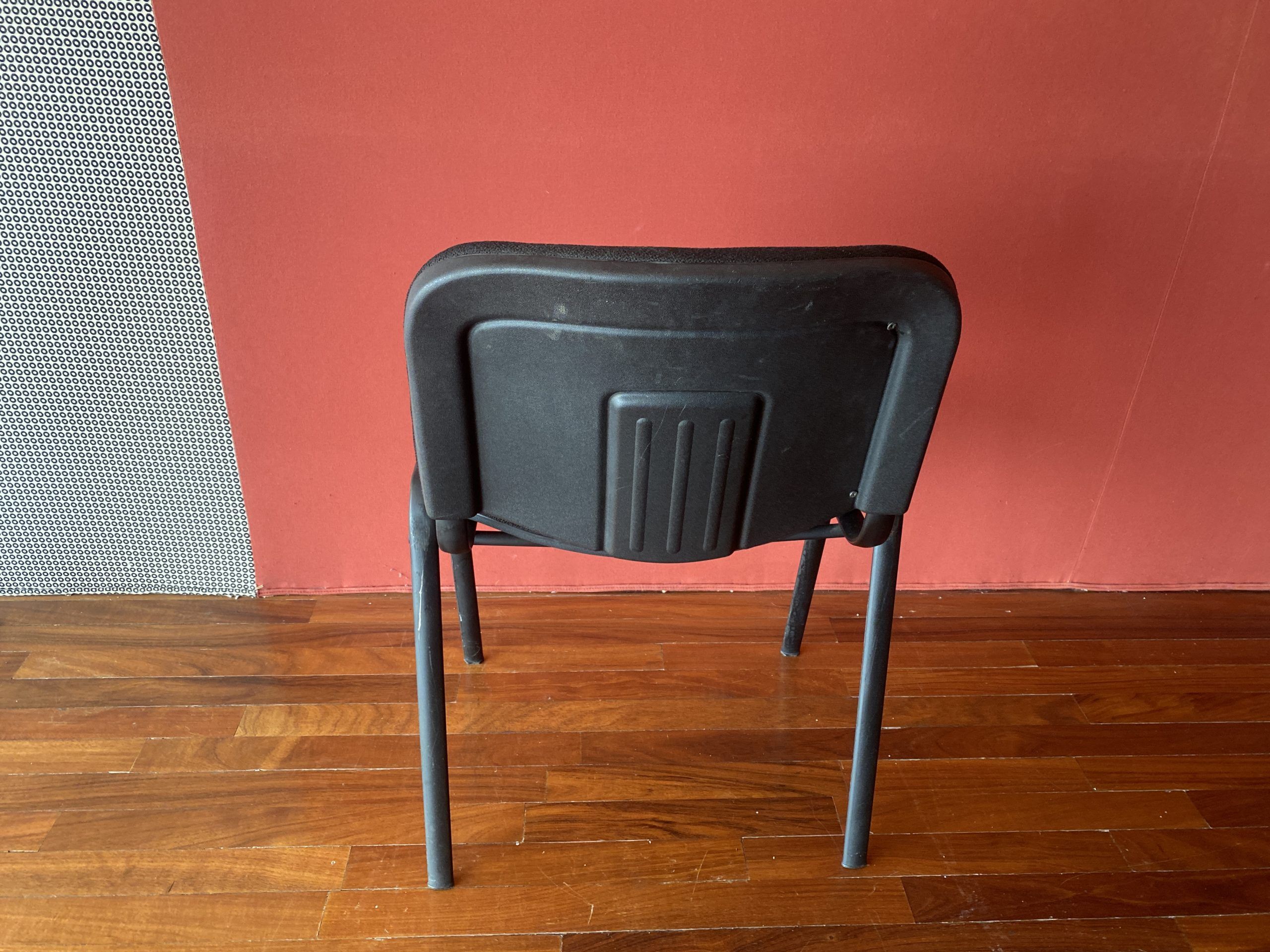 Lote 102 - 5 Sillas de visita con 4 patas metálicas, asiento y respaldo en tela colo negro - Imagen 5
