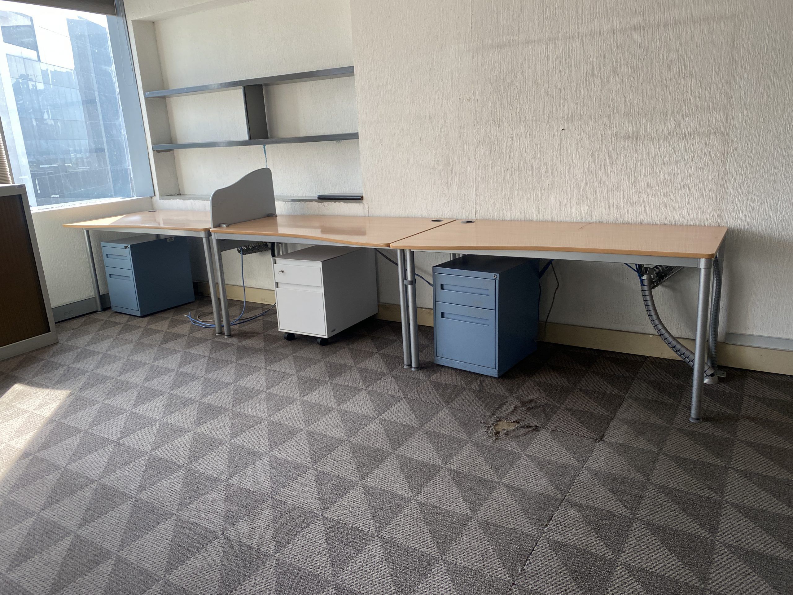 Lote 085 - Estación de trabajo para 3 personas con 3 archivero verticales con 2 cajones