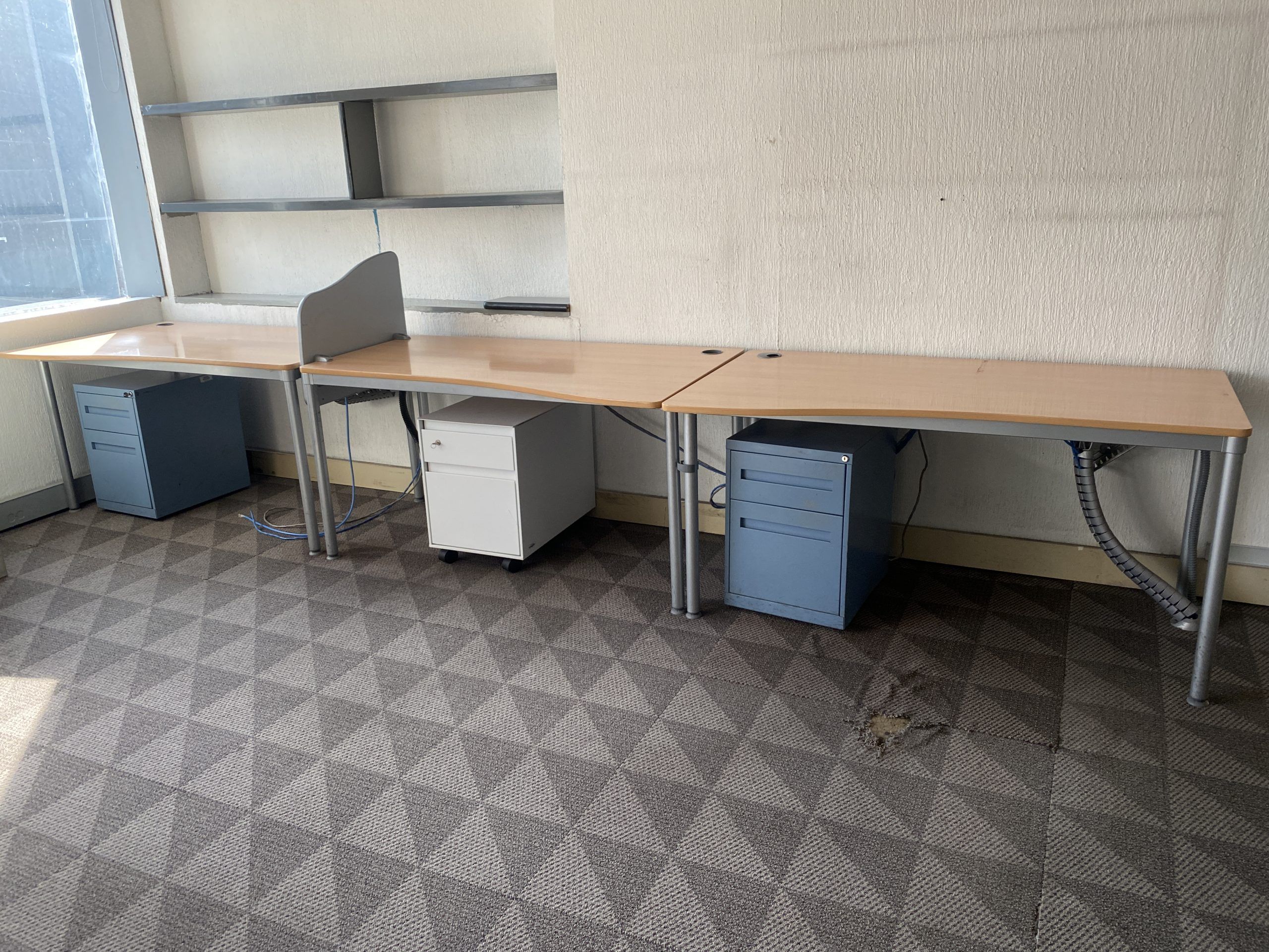 Lote 085 - Estación de trabajo para 3 personas con 3 archivero verticales con 2 cajones - Imagen 2
