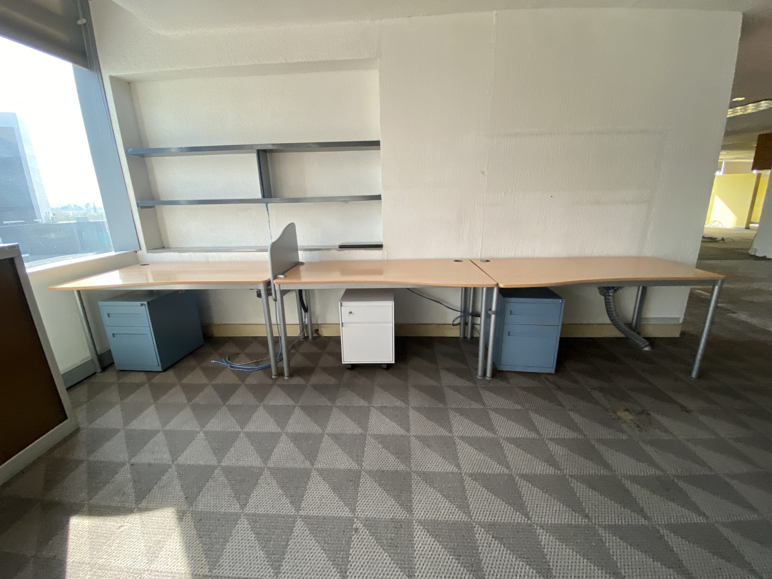 Lote 085 - Estación de trabajo para 3 personas con 3 archivero verticales con 2 cajones - Imagen 3