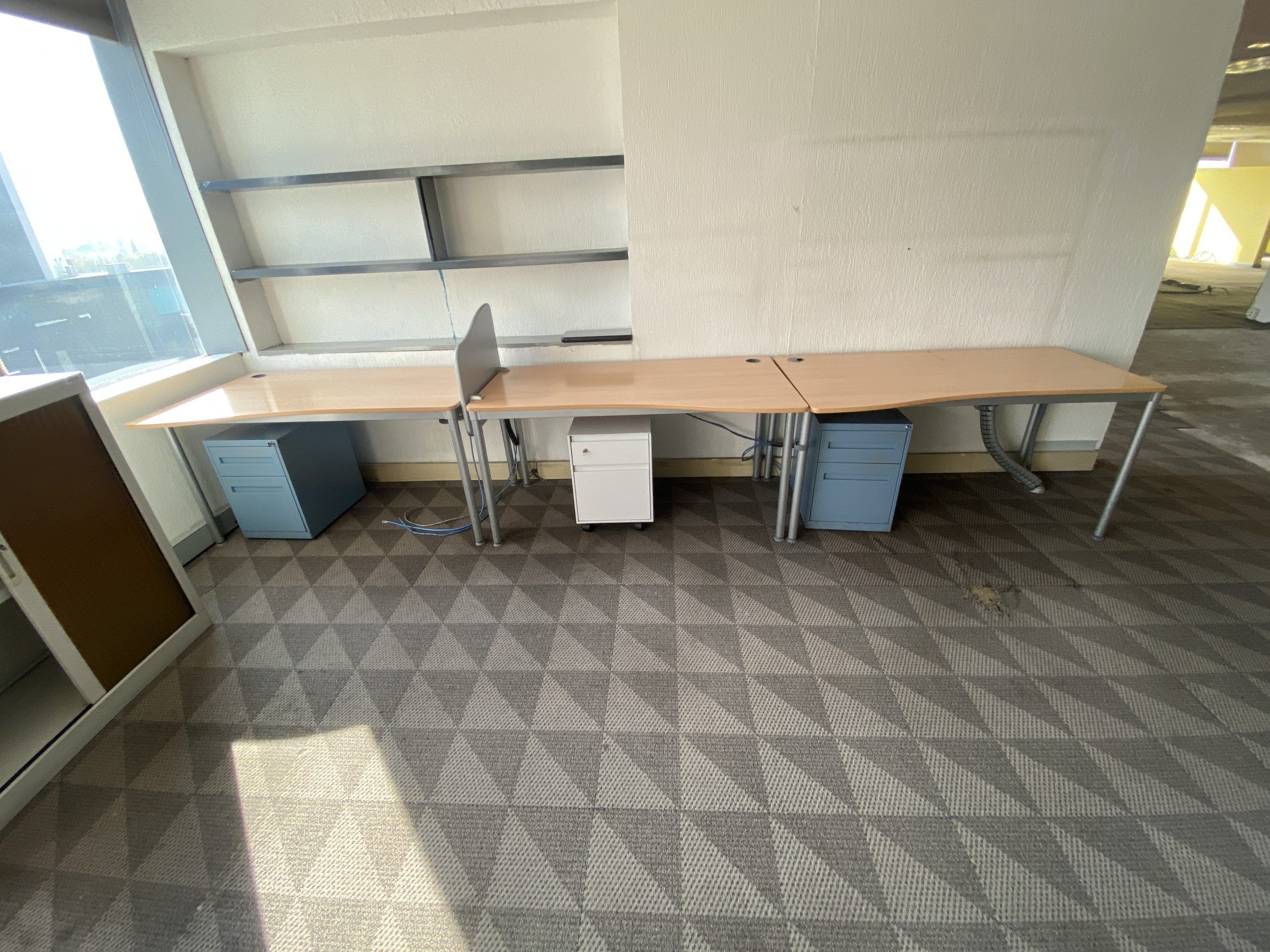 Lote 085 - Estación de trabajo para 3 personas con 3 archivero verticales con 2 cajones - Imagen 4