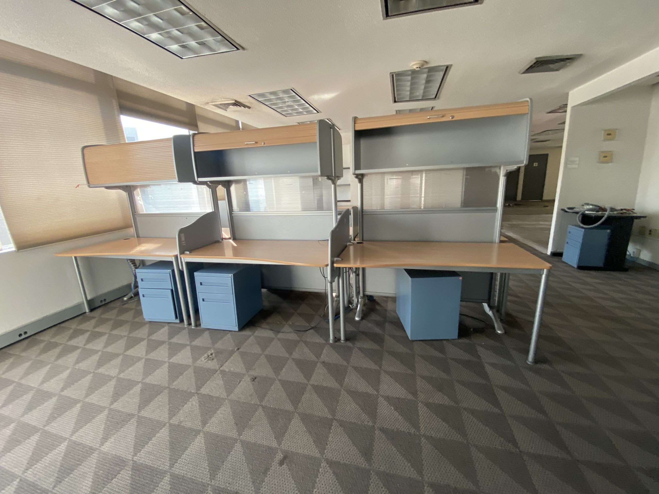 Lote 103 - Estación de trabajo para 6 personas con 6 gavetas, y 5 archiveros verticales de 2 cajones color gris