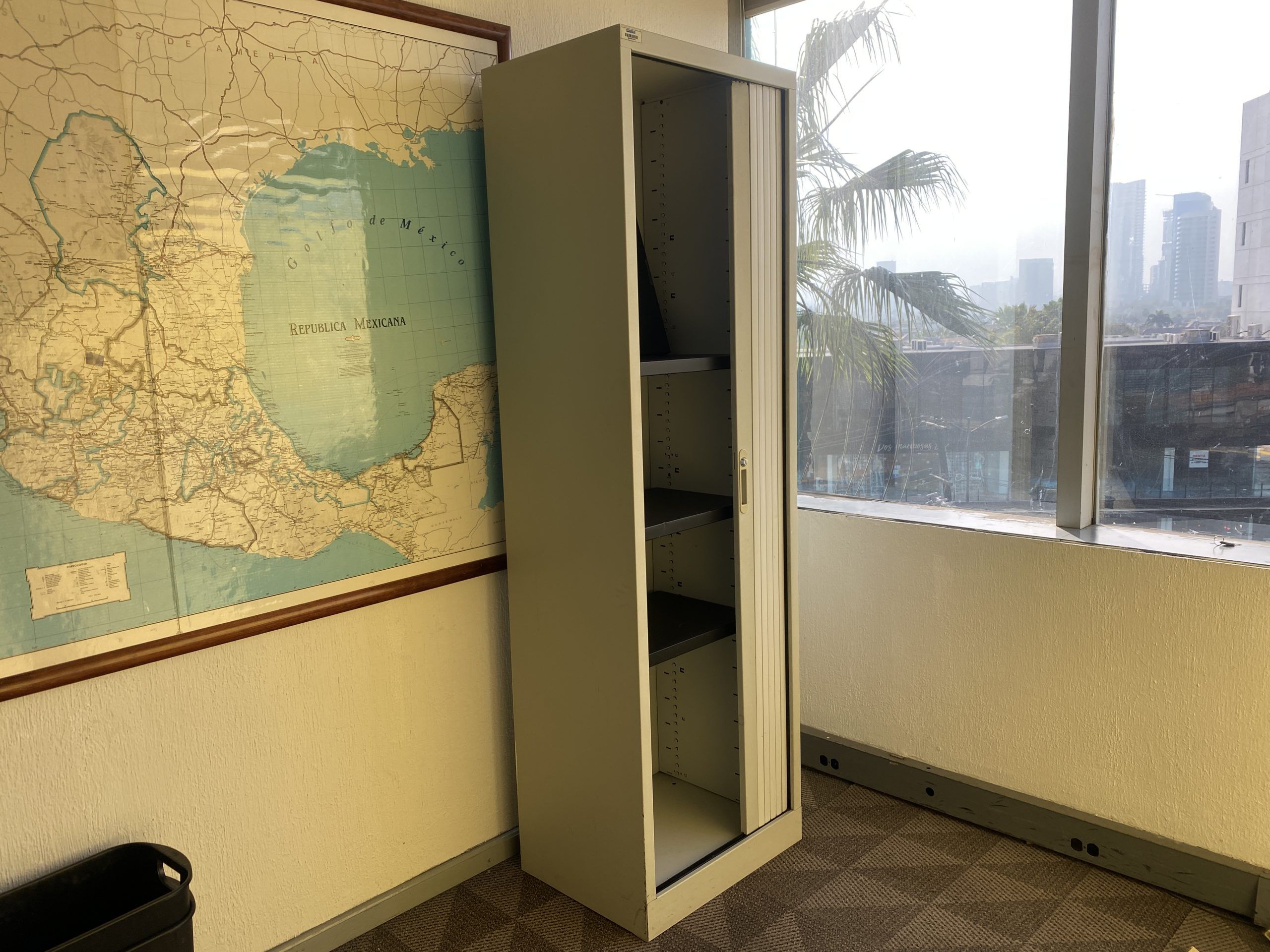 Lote 089 - Gabinete metálico alto con 2 puertas corredizas plasticas plateadas (Dañado)