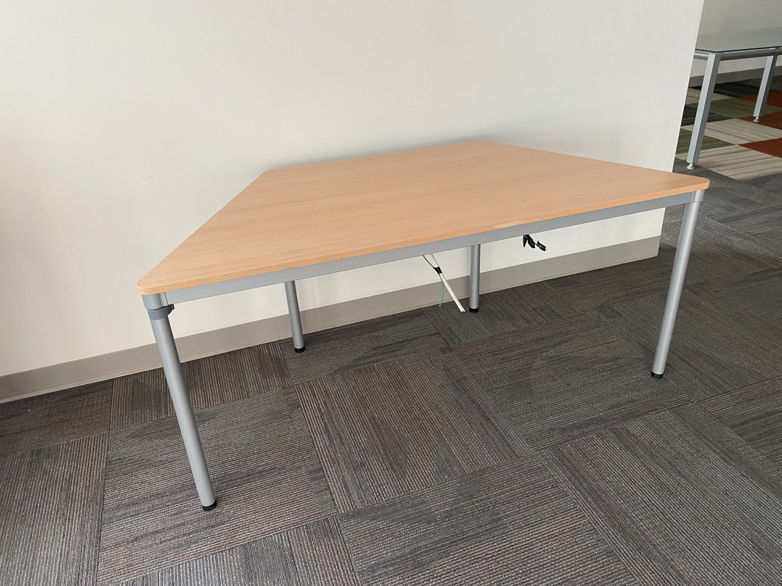 Lote 090 - Mesa de trabajo con 4 patas metálicas y cubierta en forma de trapecio