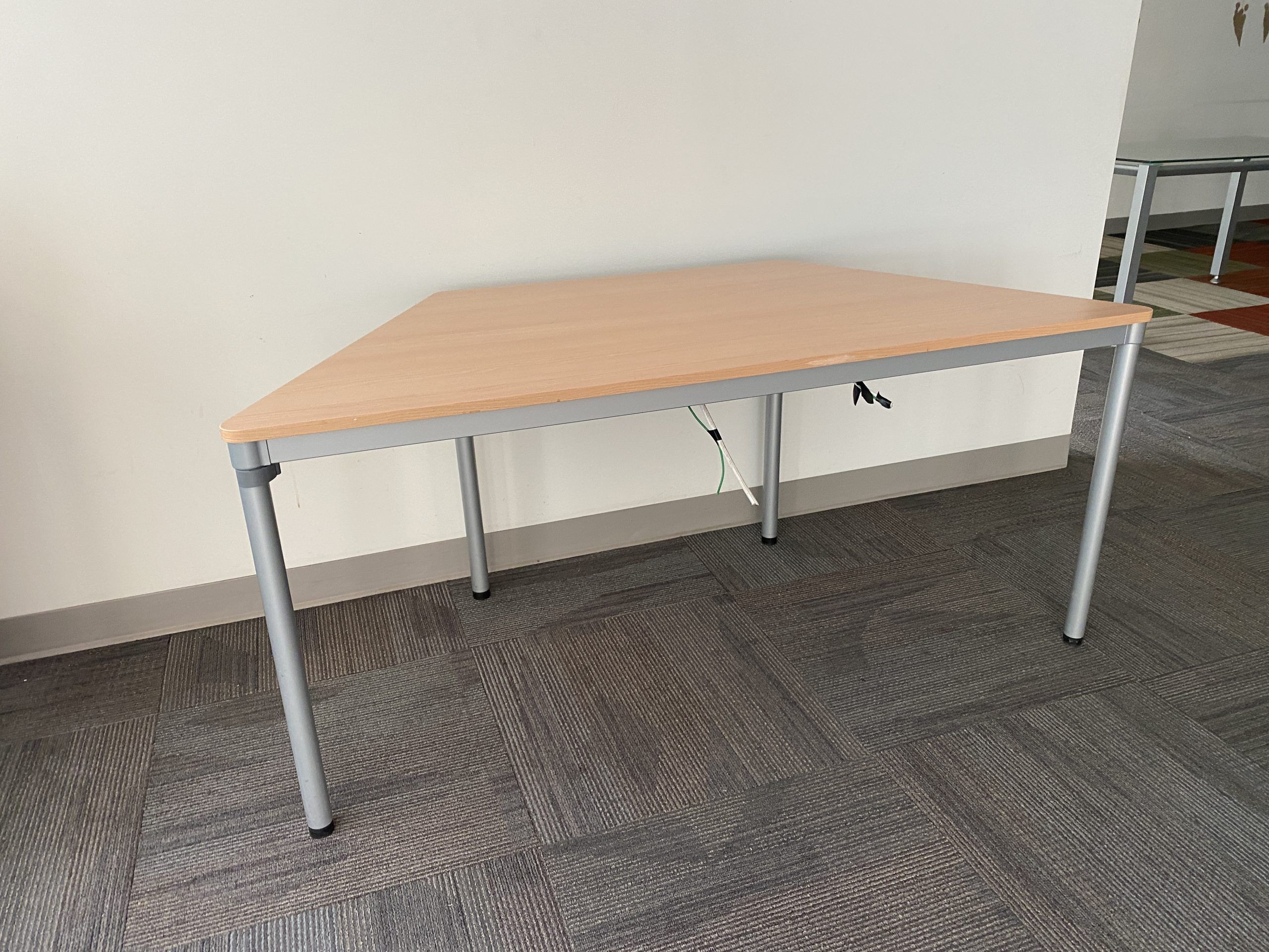Lote 090 - Mesa de trabajo con 4 patas metálicas y cubierta en forma de trapecio - Imagen 2