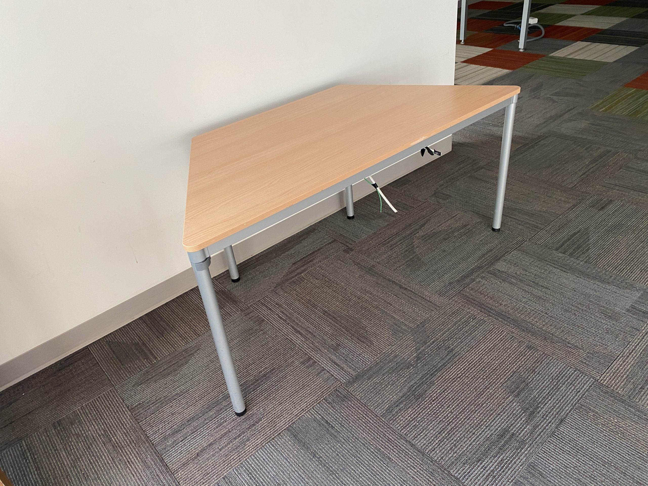 Lote 090 - Mesa de trabajo con 4 patas metálicas y cubierta en forma de trapecio - Imagen 4
