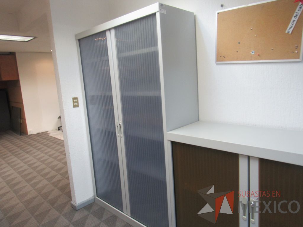 Lote 019 - 2 Gabinetes metálicos alto con 2 puertas corredizas plastica