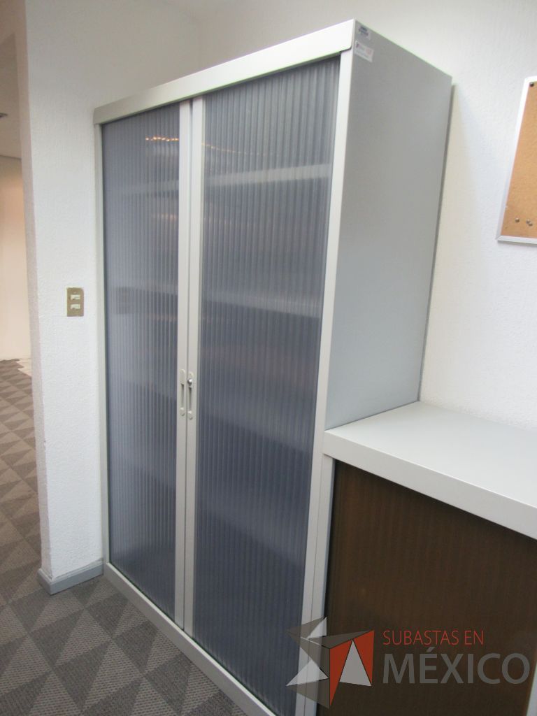 Lote 019 - 2 Gabinetes metálicos alto con 2 puertas corredizas plastica - Imagen 2