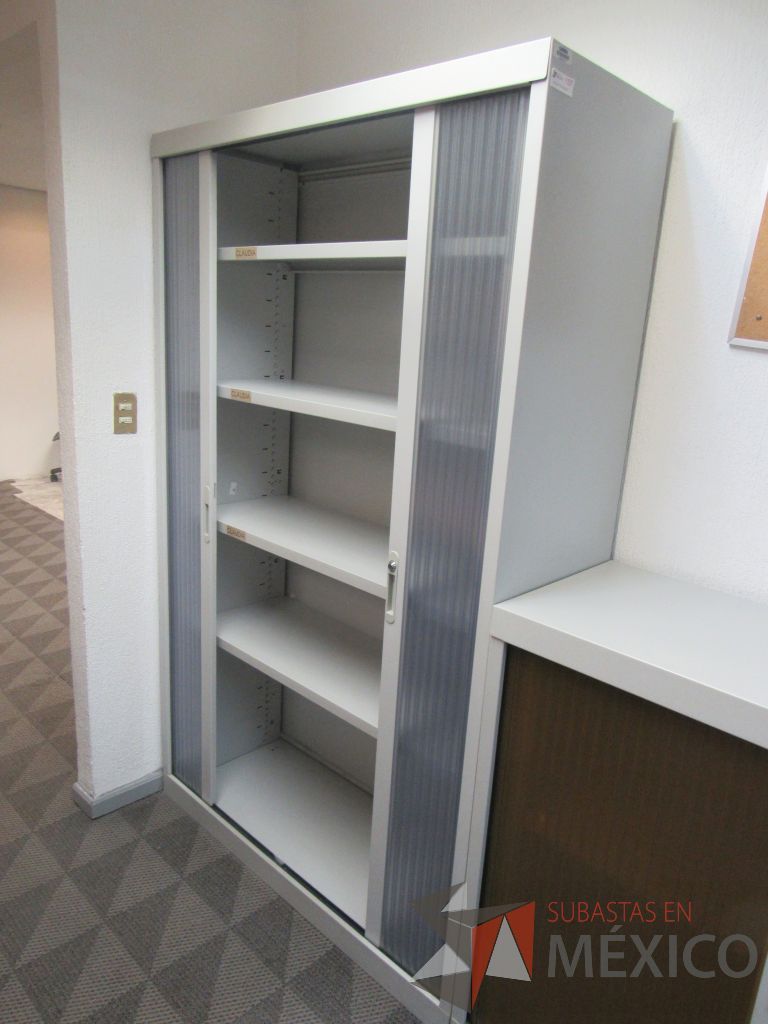 Lote 019 - 2 Gabinetes metálicos alto con 2 puertas corredizas plastica - Imagen 4