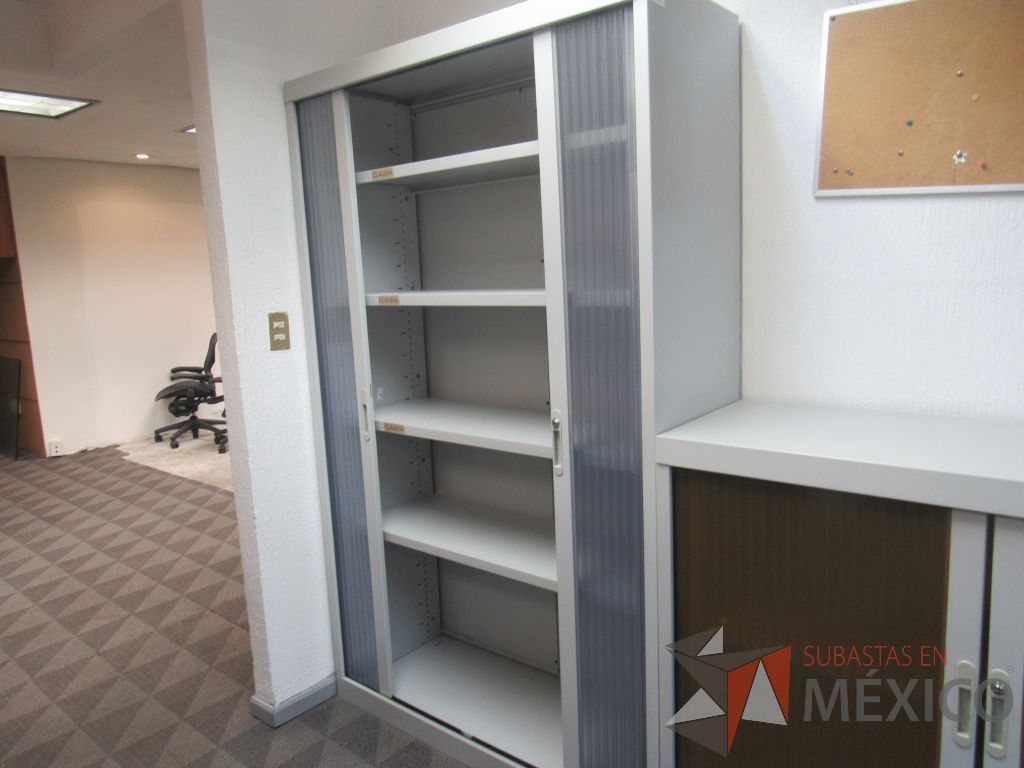 Lote 019 - 2 Gabinetes metálicos alto con 2 puertas corredizas plastica - Imagen 5