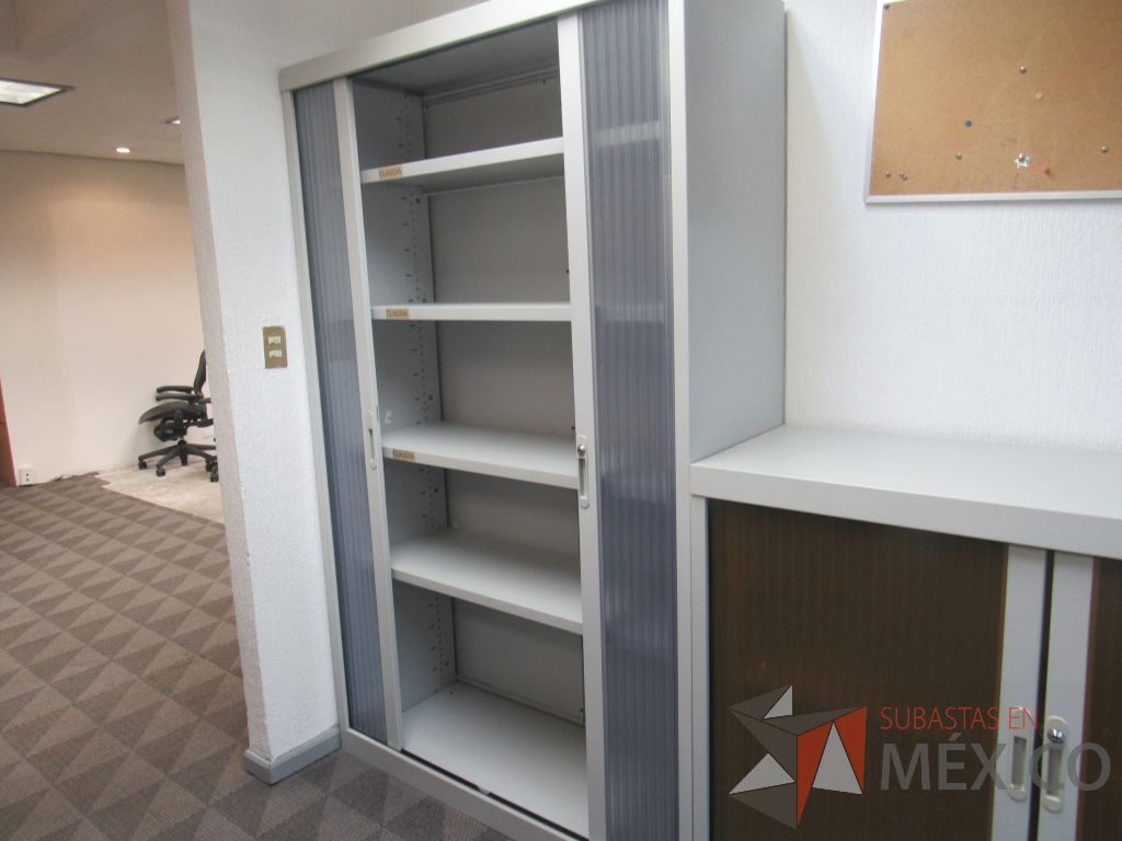 Lote 019 - 2 Gabinetes metálicos alto con 2 puertas corredizas plastica - Imagen 6