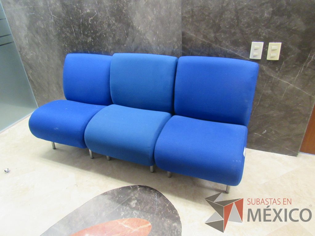 Lote 030 - 2 Sillones de 1 plaza con 4 patas metálicas, asiento y respaldo en tela color azul - Imagen 2