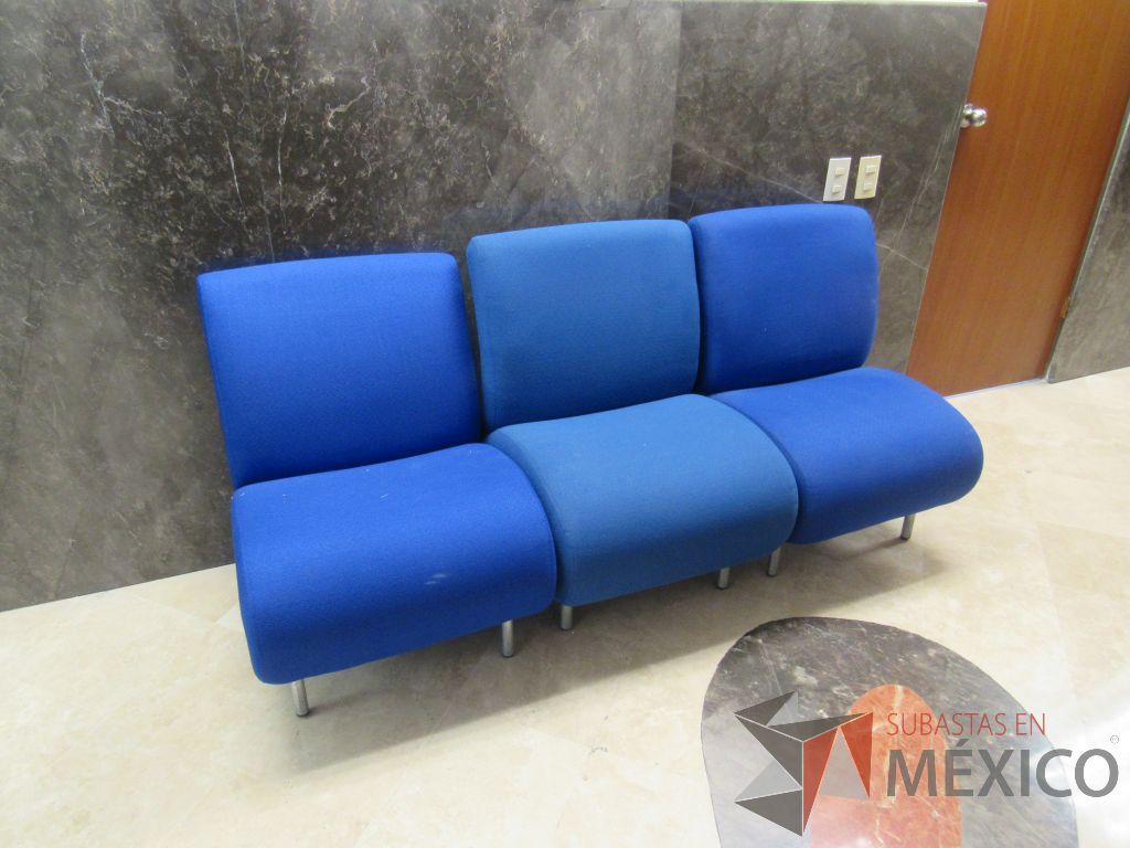 Lote 030 - 2 Sillones de 1 plaza con 4 patas metálicas, asiento y respaldo en tela color azul - Imagen 3
