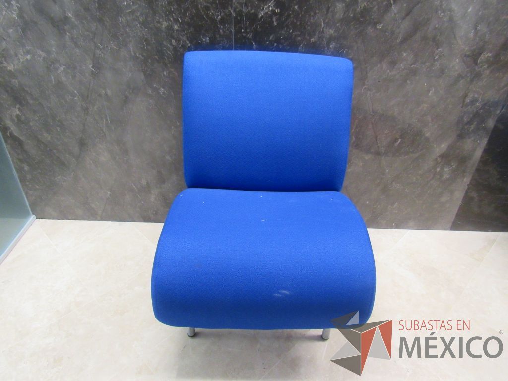 Lote 030 - 2 Sillones de 1 plaza con 4 patas metálicas, asiento y respaldo en tela color azul