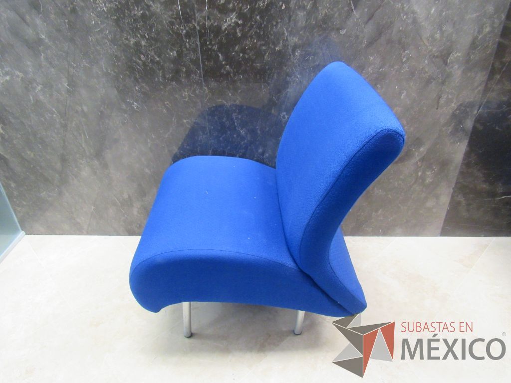 Lote 030 - 2 Sillones de 1 plaza con 4 patas metálicas, asiento y respaldo en tela color azul - Imagen 4