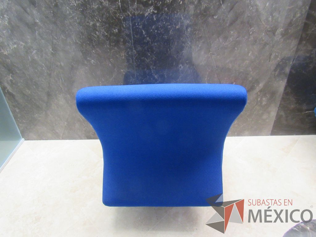 Lote 030 - 2 Sillones de 1 plaza con 4 patas metálicas, asiento y respaldo en tela color azul - Imagen 5