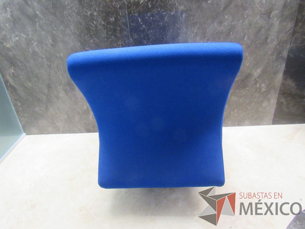 Lote 030 - 2 Sillones de 1 plaza con 4 patas metálicas, asiento y respaldo en tela color azul - Imagen 6