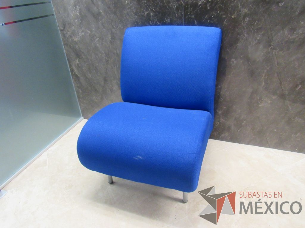 Lote 030 - 2 Sillones de 1 plaza con 4 patas metálicas, asiento y respaldo en tela color azul - Imagen 7
