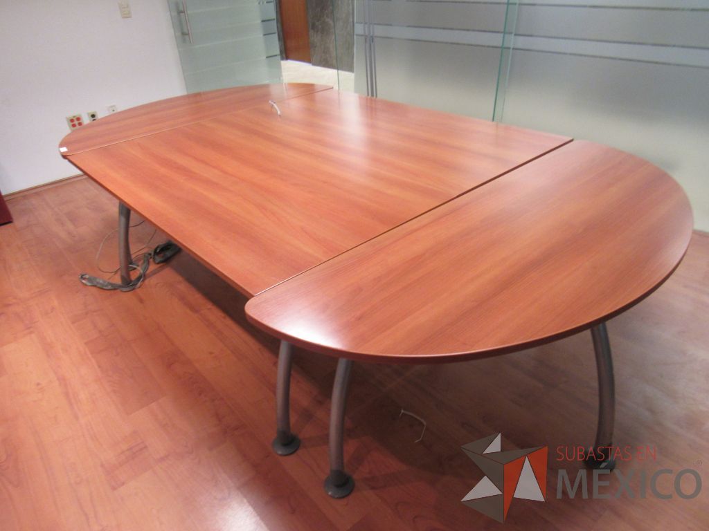 Lote 031 - Mesa de sala de juntas para 6 personas en 4 piezas con base metálica y cubierta color café