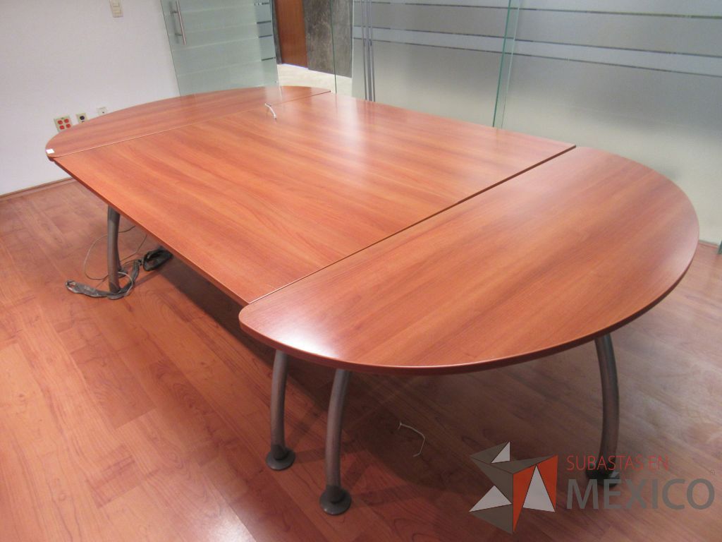 Lote 031 - Mesa de sala de juntas para 6 personas en 4 piezas con base metálica y cubierta color café - Imagen 2